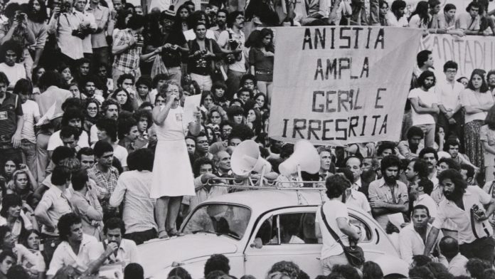 Fico te devendo uma carta sobre o Brasil Fico te devendo uma carta sobre o Brasil